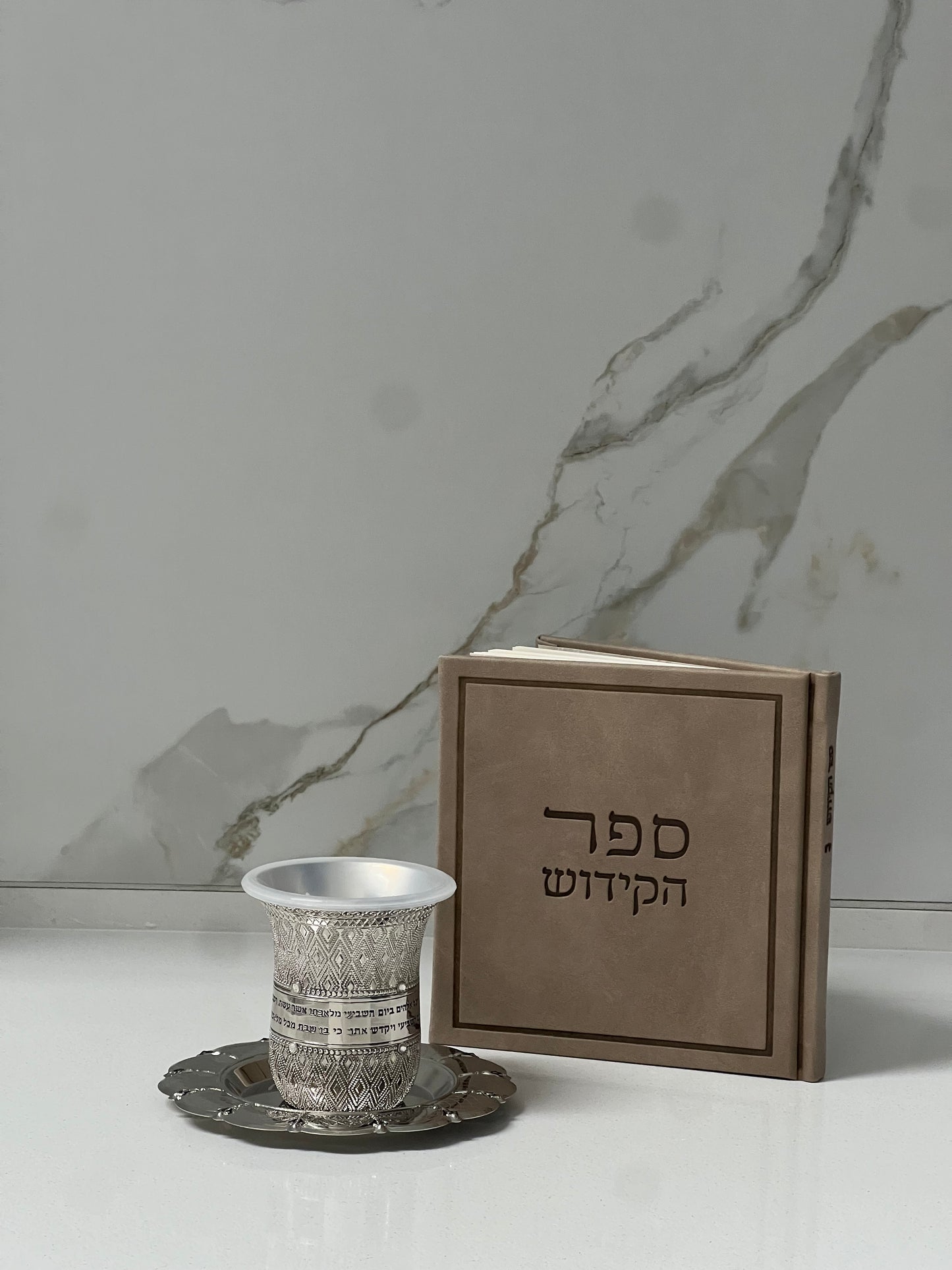 גביע קידוש כסוף משובץ